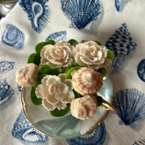 Seashell flower arrangement in a vintage tea cup - Picture 2 of 4